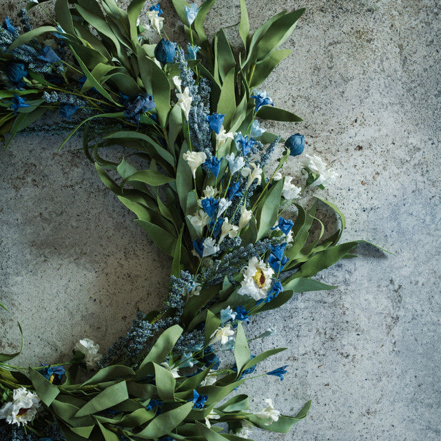 20" WHITE DAISY & BLUE HEATHER WREATH